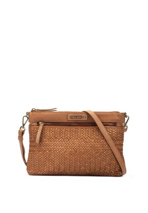 Bolso cruzado de cuero trenzado en tono coñac con cierre de cremallera y correa ajustable, con la etiqueta "Pikolinos" en el panel frontal.