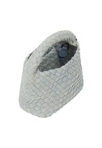 Borsa intrecciata in tonalità di blu chiaro e grigio, con una forma rotonda, una superficie texturizzata e una maniglia morbida per il trasporto.
