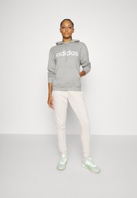 adidas Sportswear ESSENTIALS LINEAR - Pulover s kapuco - medium grey heather/white