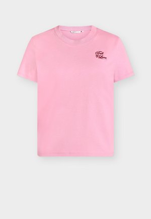 Roze katoenen t-shirt met een ronde hals en korte mouwen. Op de borst is een klein "Fruit of Love" logo geborduurd.