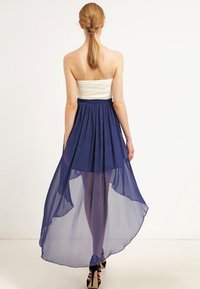 Sukienka bez ramiączek z dopasowanym ivory topem i swobodną spódnicą z granatowego szyfonu, z asymetrycznym dołem i marszczonym pasem.