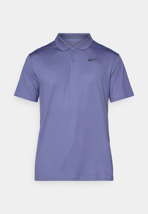 Lila Nike póló, nedvességelvezető anyagból készült. Hosszú nyakkal, két gombbal és egy fekete Nike logóval rendelkezik a bal mellen.