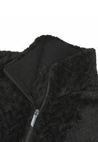 Giacca di pile nera con zip e colletto alto, caratterizzata da una superficie testurizzata e un rivestimento interno nero liscio, messa in risalto da una zip argento.