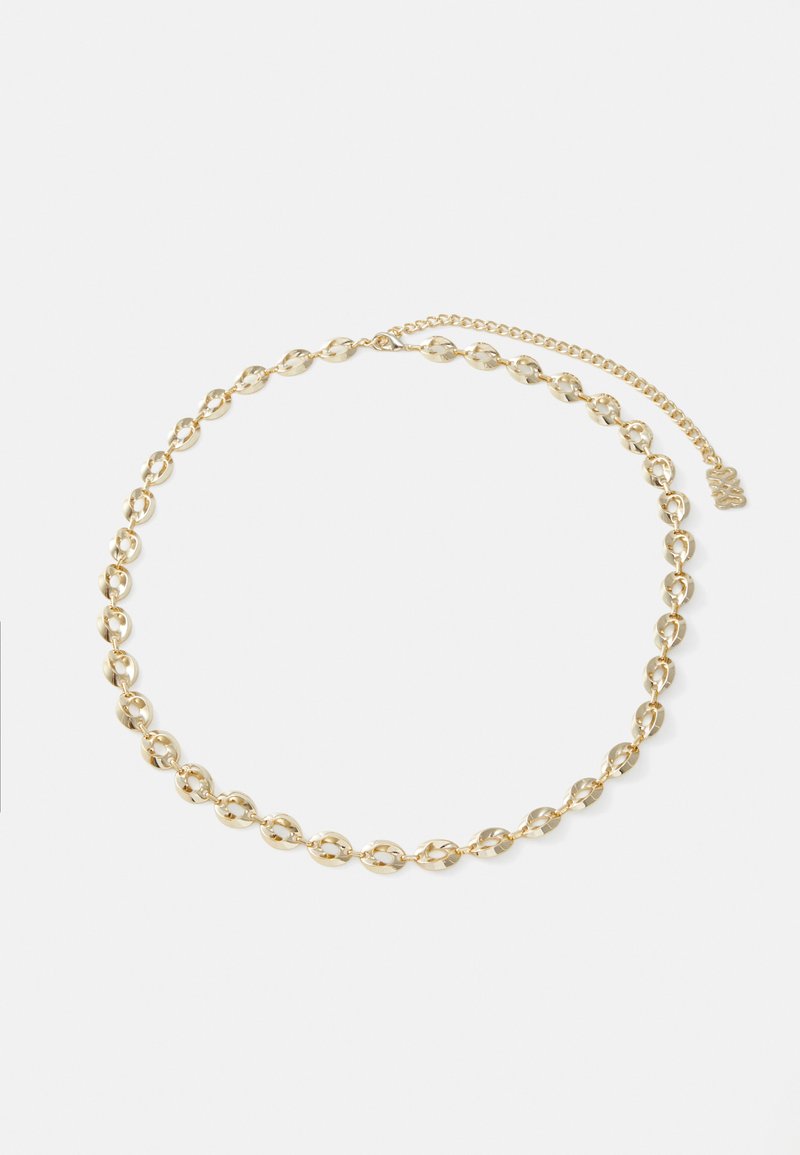 Arany lánc nyaklánc, ovális karikákkal, fényes felülettel, állítható hosszúsággal és egy kis címkével a zárnál.