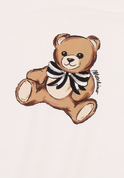 Illustrazione di un orsetto marrone su uno sfondo chiaro, con un fiocco a righe bianche e nere attorno al collo.