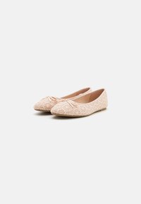 Lacene ballerina's in zachtroze met een delicate bloemenpatroon, puntige neus en een strikaccent op de wreef. Platte rubberen zool voor comfort.