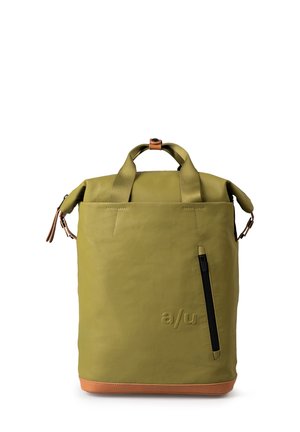 Zaino impermeabile verde con design a rotolo, dotato di tasca frontale con cerniera, accenti in pelle marrone e robuste cinghie in tessuto.
