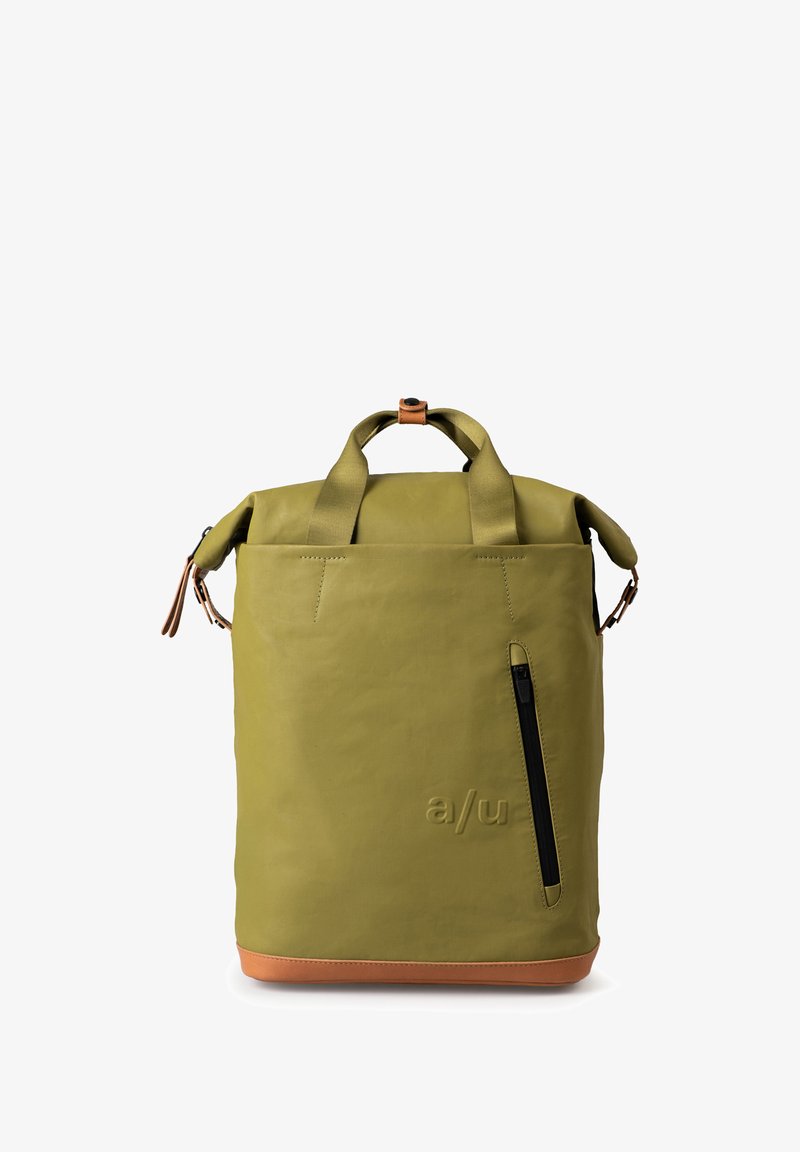 Zaino impermeabile verde con design a rotolo, dotato di tasca frontale con cerniera, accenti in pelle marrone e robuste cinghie in tessuto.