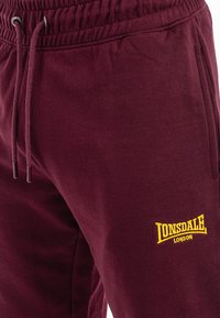 Lonsdale JOGGING NORMALE PASSFORM SUMBURGH - Treningo apatinė dalis - oxblood yellow