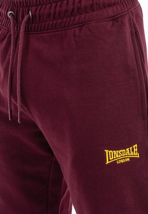Lonsdale JOGGING NORMALE PASSFORM SUMBURGH - Tracksuit bottoms - oxblood yellow