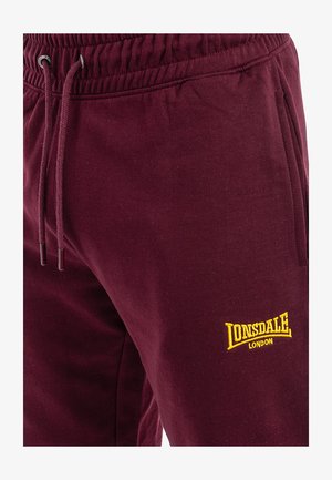 Lonsdale JOGGING NORMALE PASSFORM SUMBURGH - Pantalones deportivos - oxblood yellow