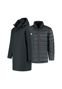 Zwarte mannen twee-in-een jas met een waterdichte buitenlaag met capuchon en een gewatteerde, geïsoleerde binnenlaag met ritssluiting, zij aan zij op een witte achtergrond.