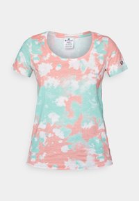 Camiseta de manga corta con un patrón de tie-dye en tonos coral y teal. Tejido suave y ligero con cuello redondo y acento de logo.
