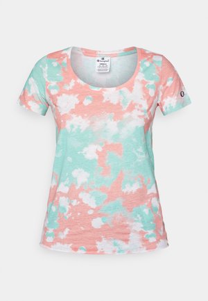 Kortermet t-skjorte med tie-dye mønster i korall- og teal-farger. Myk, lett stoff med rund hals og logoaksent.