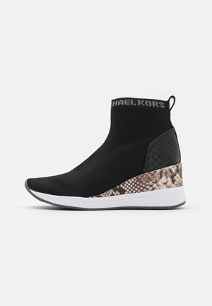 Baskets compensées de style chaussette noires avec talon compensé imprimé serpent, contrefort de talon texturé et bordure de cheville griffée.