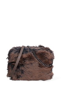 Borsa in fake fur di tonalità marrone scuro con una texture simile alla pelliccia animale. Presenta una tracolla a catena e una chiusura con zip. Forma rettangolare.