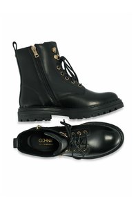 Czarne skórzane buty wojskowe z bocznymi zamkami, sznurowanymi przodami, złotymi oczkami i grubymi, wytrzymałymi podeszwami, przedstawione z widoków bocznego i górnego.
