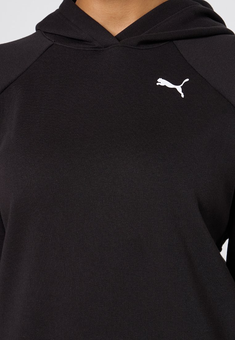 Sudadera negra hecha de tela texturizada con un bolsillo canguro. Presenta un logo blanco de Puma en la parte superior izquierda del pecho.