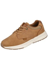 Zapatilla de gamuza marrón con punta redondeada, panel lateral texturizado y suela de goma beige. Presenta cordones planos y un detalle de diseño cosido.