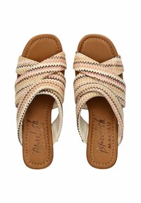 Geweven slidesandalen met kruislings gespen in beige, roze en bruine tinten. Bruine faux leren voetbed met gestikte details. Open zijkanten.