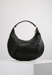 Svart läder hobo-väska med en böjd form, avtagbar axelrem och en framsidan dragkedjefack. Slät yta med guldiga detaljer.