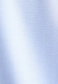 Lichtblauwe stof met een gladde, subtiele glans en een fijne diagonale textuurpatroon, waardoor de stof een lichte en zachte uitstraling heeft.