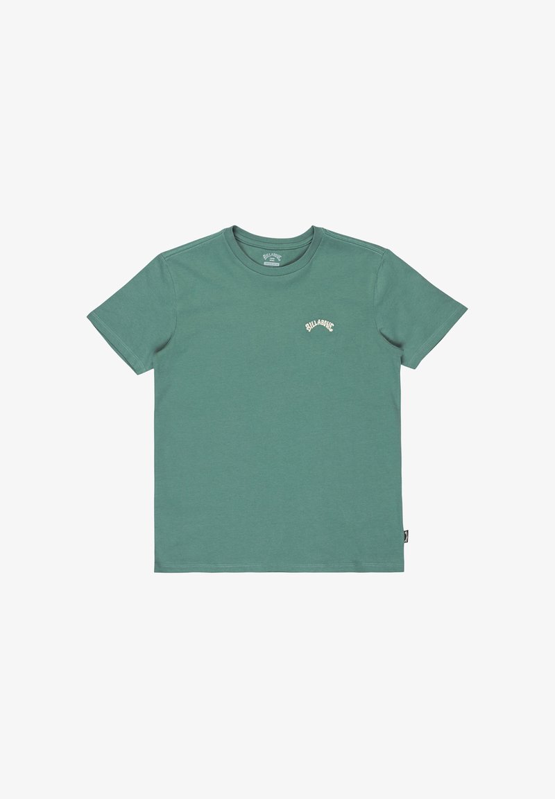 T-shirt vert à col rond en coton avec des manches courtes. Présente un petit logo blanc sur la poitrine et un ourlet droit en bas.