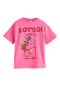 Ružové bavlnené tričko s potlačou medveďa držiaceho jahodu, s nápisom "LOTSO!" a "STRAWBERRY PARADISE!" vytlačenými pod obrázkom.