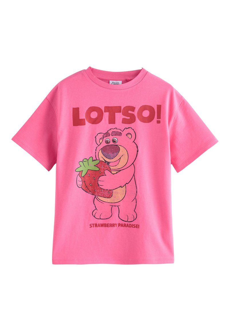 Ružové bavlnené tričko s potlačou medveďa držiaceho jahodu, s nápisom "LOTSO!" a "STRAWBERRY PARADISE!" vytlačenými pod obrázkom.