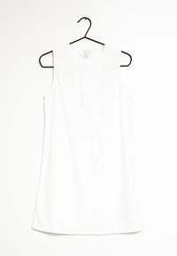 Robe blanche sans manches avec un col rond, une fermeture à boutons sur le devant, des plis verticaux, et une silhouette ample en ligne A.