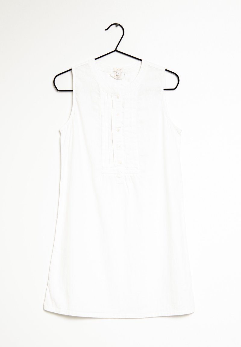 Robe blanche sans manches avec un col rond, une fermeture à boutons sur le devant, des plis verticaux, et une silhouette ample en ligne A.