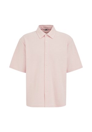 Svetlo roza kratka srajca z gumbi in ovratnikom, z osmimi belimi gumbi spredaj in teksturirano tkanino.