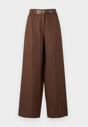 Pantalon marron à jambes larges avec une taille haute élastiquée et une ceinture assortie attachée ornée d'une petite boucle dorée et de clous.