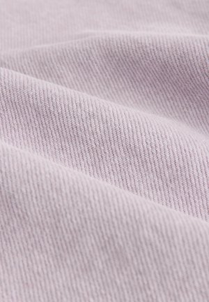 Țesătură textilă de culoare mov deschis, cu modele diagonale vizibile de împletire; moale la atingere, cu variații subtile în nuanță și textură.