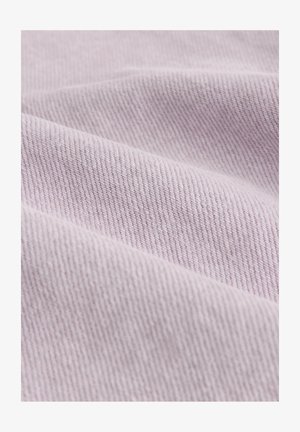 Gaiši violets teksturēts audums ar redzamām diagonālām austajām rakstām; mīksts pie kontakta, ar smalkām krāsu un tekstūras variācijām.