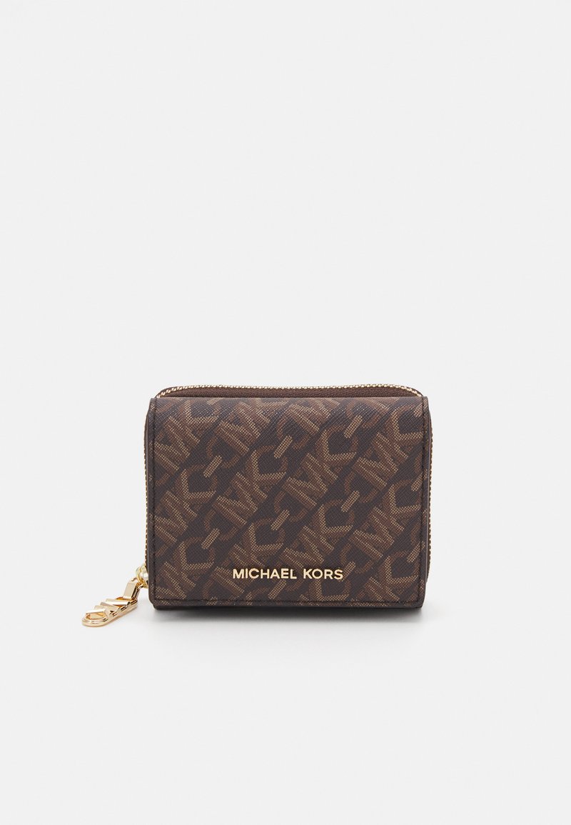 Portafoglio in pelle marrone con motivo a monogramma, hardware dorato, chiusura con zip e logo del marchio sul davanti.