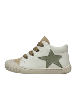 Sneaker bianco in pelle con applicazione a forma di stella verde, punta in suede beige, punta rotonda e design con allacciatura a cinque occhielli. Suola in gomma testurizzata.