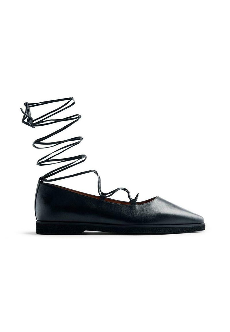 Ballerina in pelle nera con punta affilata e cinturino alla caviglia a spirale nera. Presenta una superficie liscia e una suola bassa per il comfort.