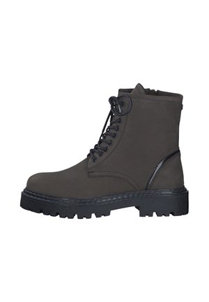 Bottine grise en suède avec une semelle en caoutchouc noir robuste, dotée de lacets et d'un accent brillant sur le côté. Idéale pour un port décontracté.