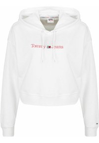 Biały skrócony hoodie wykonany z miękkiej tkaniny, z czerwonym logo "Tommy Jeans" oraz małym akcentem czarno-czerwonej flagi na rękawie.