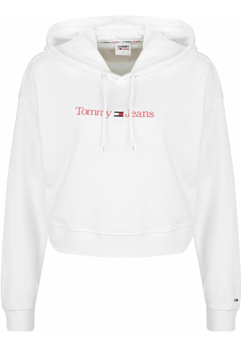 Biały skrócony hoodie wykonany z miękkiej tkaniny, z czerwonym logo "Tommy Jeans" oraz małym akcentem czarno-czerwonej flagi na rękawie.