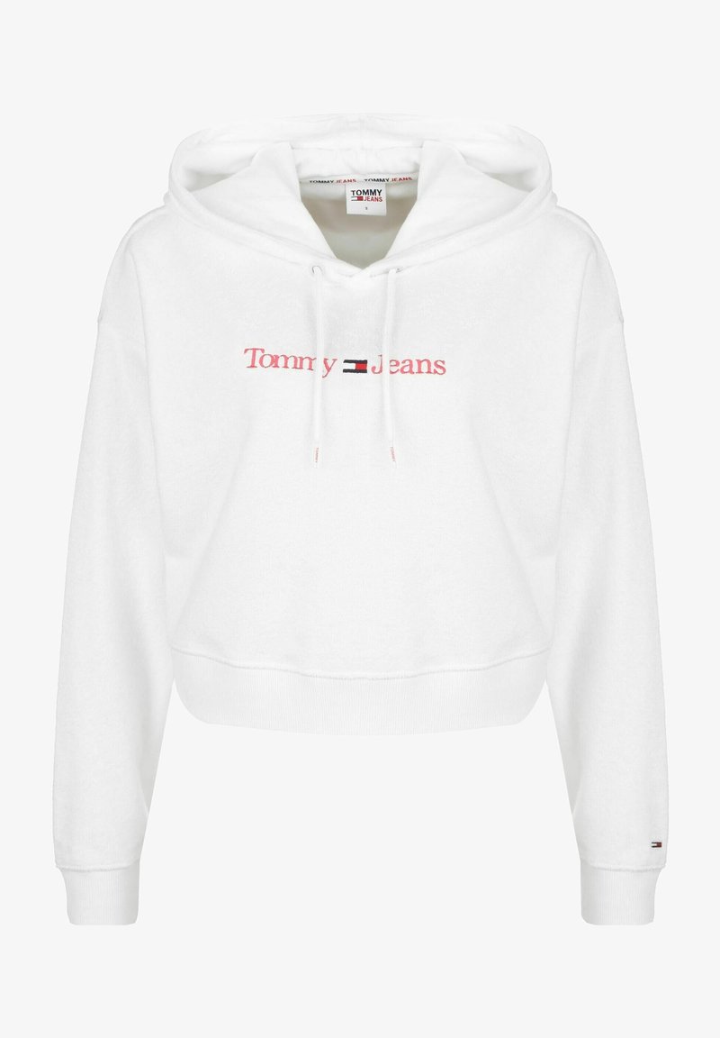 Biały skrócony hoodie wykonany z miękkiej tkaniny, z czerwonym logo "Tommy Jeans" oraz małym akcentem czarno-czerwonej flagi na rękawie.
