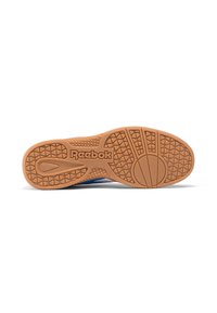 Reebok kedu ārējā zole ar teksturētu gumijas zoli, kurai ir izteikta rakstā un centrā iespiests logo.