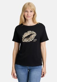 Zwarte korte mouwen t-shirt van katoen. Heeft een lippen-graphic met luipaardprint en tekst in een lichte kleur, met een ronde halslijn.
