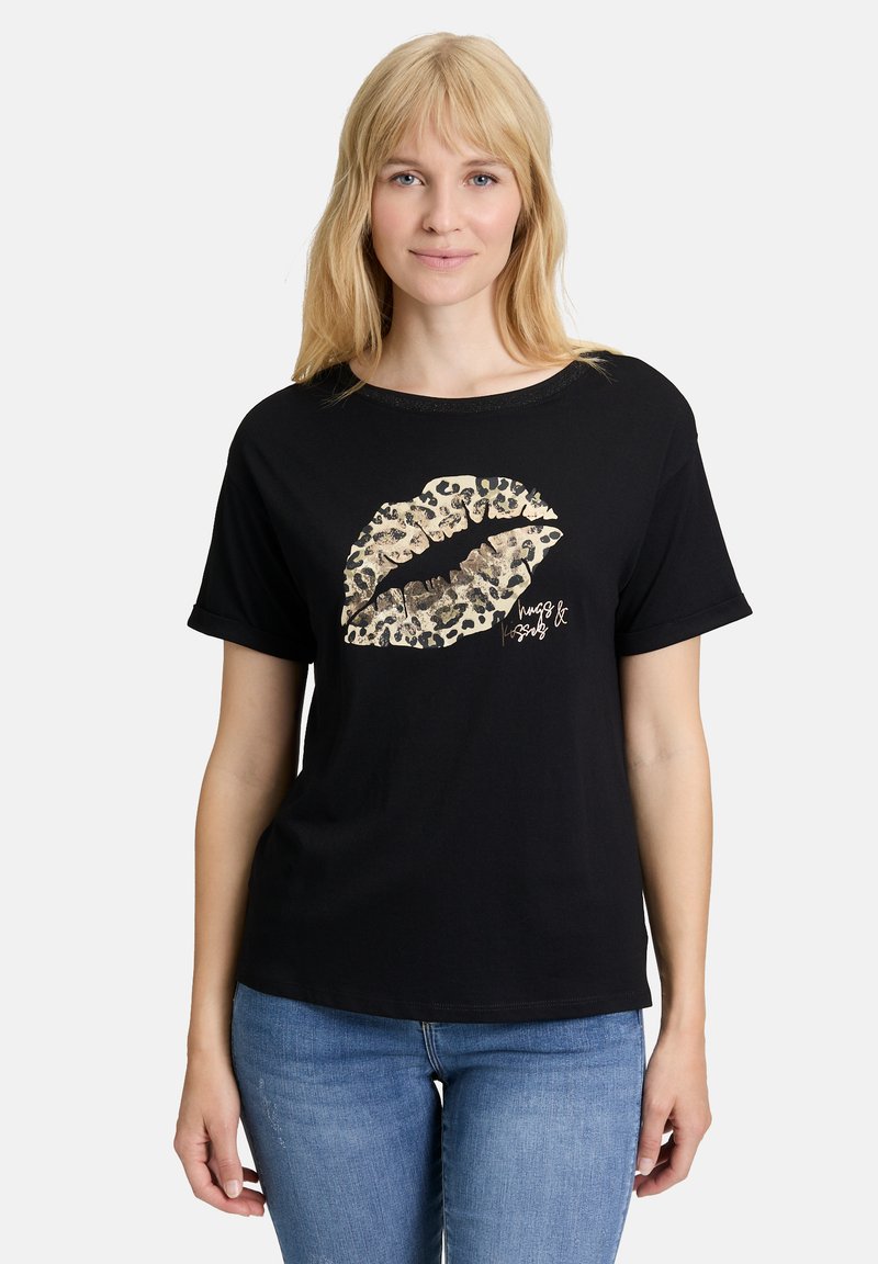 Zwarte korte mouwen t-shirt van katoen. Heeft een lippen-graphic met luipaardprint en tekst in een lichte kleur, met een ronde halslijn.
