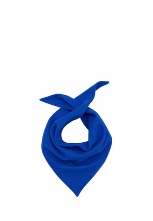 Hellblauer Stoffschal, gefaltet und zu einer dreieckigen Form mit gekreuzten Enden auf weißem Hintergrund geknotet.