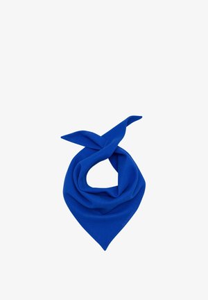 Hellblauer Stoffschal, gefaltet und zu einer dreieckigen Form mit gekreuzten Enden auf weißem Hintergrund geknotet.