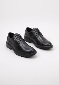 Chaussures en cuir noir avec une finition lisse, bout arrondi et lacets. Présentent une semelle en caoutchouc texturée et un minimum de détails en couture.