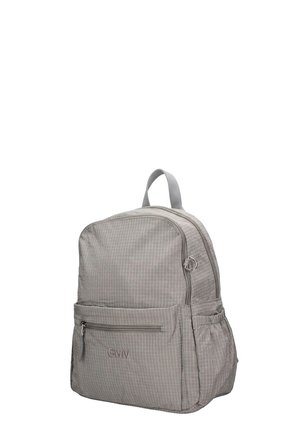 Sac à dos gris clair avec motif quadrillé subtil, poche avant zippée avec logo "GMV", poignée supérieure et poches latérales élastiques.