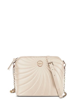 Kreativní krémová kožená crossbody taška s prošívaným spirálovým designem, zlatým logem, nastavitelným popruhem a řetízkovým detailem. Zapínání na zip na vrchu.